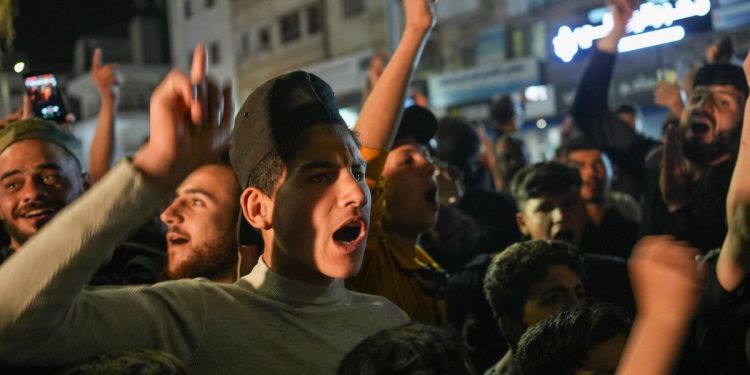 Siriani a Idlib festeggiano la fine delle sanzioni Usa annunciata da Trump, il 14 maggio 2025 (Ansa)