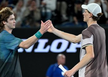 Il saluto tra Jannik Sinner e Andrey Rublev agli Australian Open (Foto ANSA)