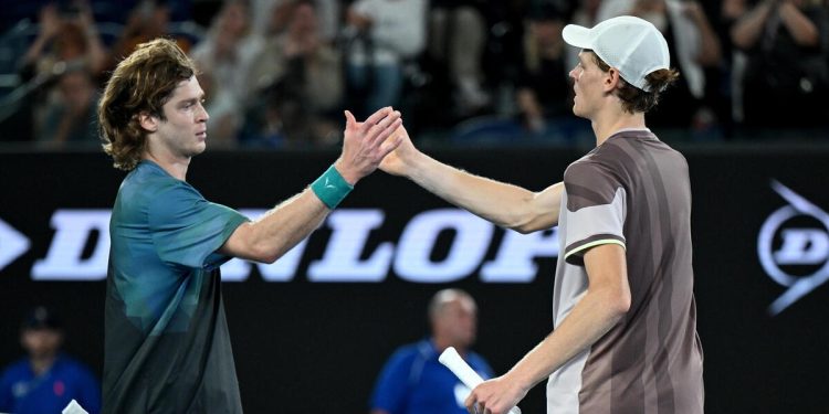 Il saluto tra Jannik Sinner e Andrey Rublev agli Australian Open (Foto ANSA)