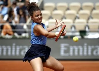 Un dritto di Jasmine Paolini al Roland Garros 2025 (Foto ANSA)