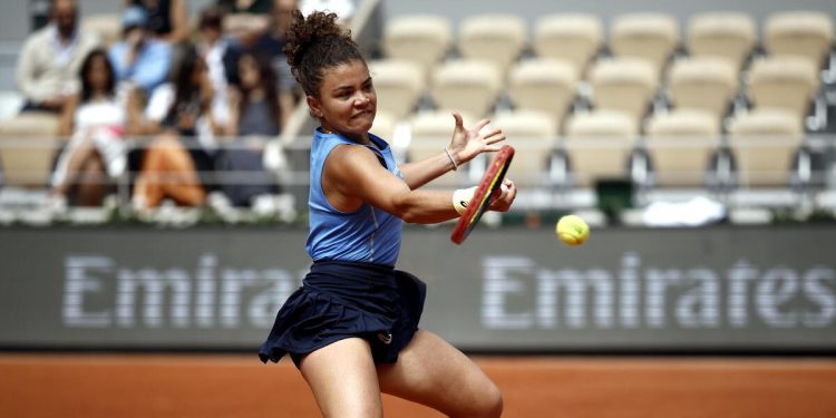Un dritto di Jasmine Paolini al Roland Garros 2025 (Foto ANSA)