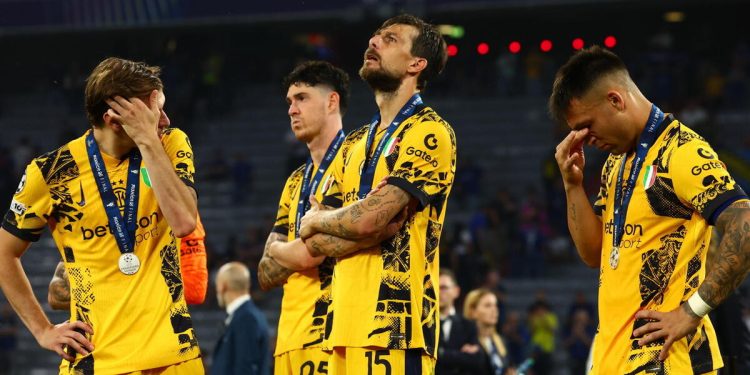 La delusione dell'Inter dopo la finale di Champions League (Foto ANSA)