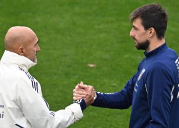 Stretta di mano tra Luciano Spalletti e Francesco Acerbi in nazionale (Foto ANSA)