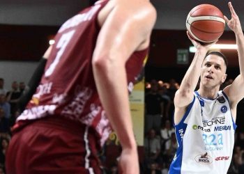 Nikola Ivanovic al tiro in Trapani Brescia (da facebook.com/pallacanestrobrescia)