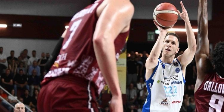 Nikola Ivanovic al tiro in Trapani Brescia (da facebook.com/pallacanestrobrescia)
