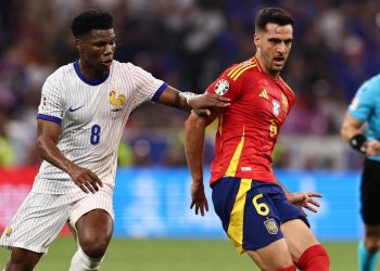 Mikel Merino contro Aurélien Tchouaméni in Spagna Francia (Foto ANSA)