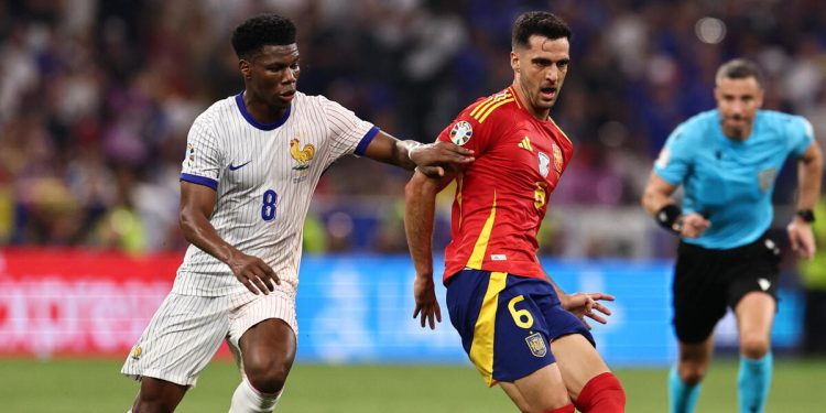 Mikel Merino contro Aurélien Tchouaméni in Spagna Francia (Foto ANSA)