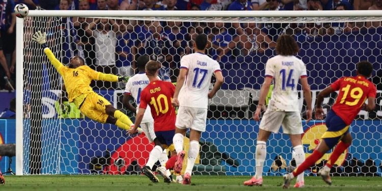 Il gol di Lamine Yamal in Spagna Francia agli Europei (Foto ANSA)