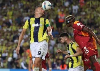 Edin Dzeko contro Victor Osimhen in Fenerbahçe Galatasaray (Foto ANSA)