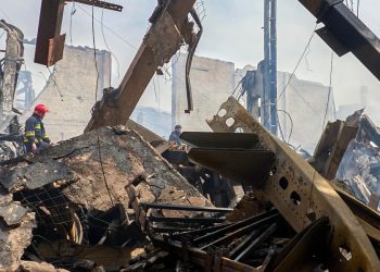 A Kharkiv (Ucraina), dopo un attacco russo, 26 maggio 2025 (Ansa)