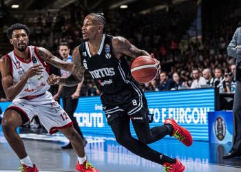 Will Clyburn contro Armoni Brooks in Virtus Bologna Milano (da facebook.com/VirtusSegafredoBologna)