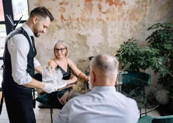 aiuti cameriere sparecchiare cosa significa