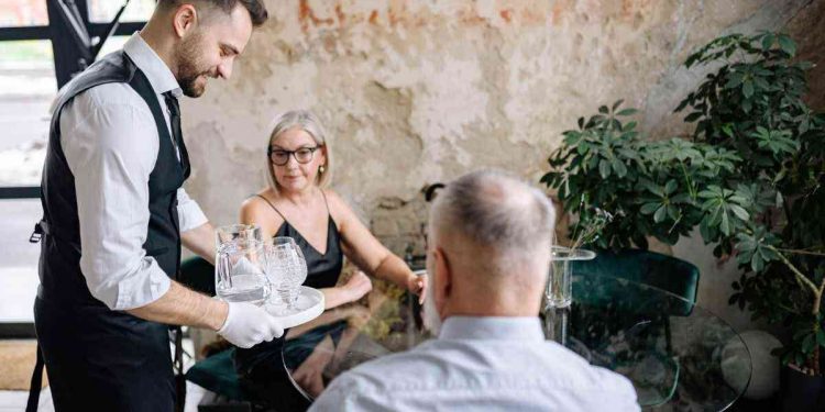 aiuti cameriere sparecchiare cosa significa