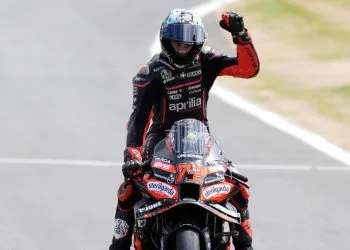 Marco Bezzecchi festeggia la vittoria in MotoGp a Silverstone (Foto ANSA)