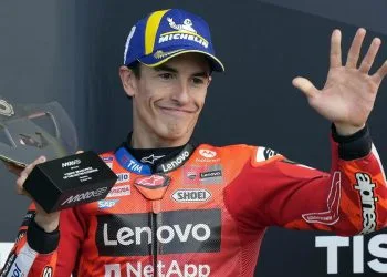 Marc Marquez sul podio del Gp Silverstone di MotoGp (Foto ANSA)