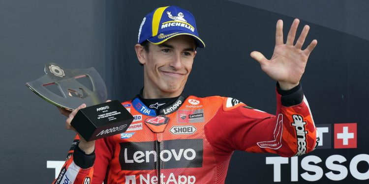 Marc Marquez sul podio del Gp Silverstone di MotoGp (Foto ANSA)