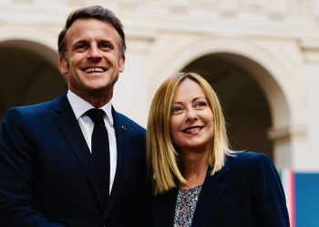 Il presidente francese Emmanuel Macron e Giorgia Meloni, presidente del Consiglio (Ansa)
