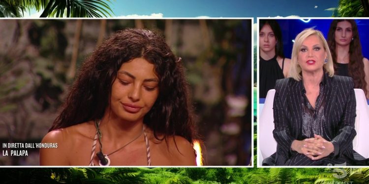Simona Ventura contro Jasmin Salvati all'Isola dei Famosi 2025 (screen da TV)