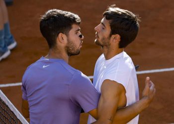 Lorenzo Musetti e Carlos Alcaraz dopo la semifinale agli Internazionali d'Italia (Foto ANSA)