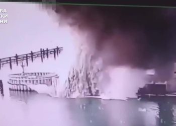 Il Ponte di Crimea colpito da esplosivo sottomarino, in un video del SBU (Ansa)