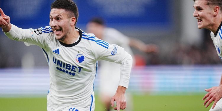 Roony Bardghji esulta con la maglia del Copenaghen (Foto ANSA)