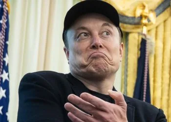 Elon Musk nello Studio Ovale della Casa Bianca, prima della rottura con Trump (Ansa)