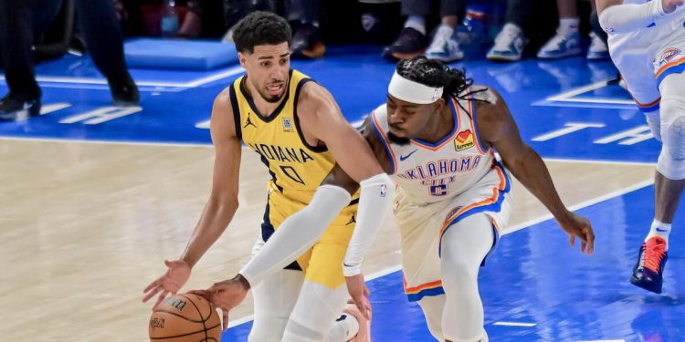 Tyrese Haliburton contro Lu Dort in gara1- delle NBA Finals 2025 (Foto ANSA)