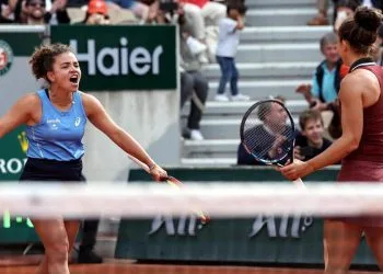 Jasmine Paolini e Sara Errani esultano al Roland Garros (Foto ANSA)