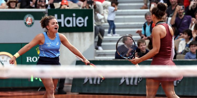 Jasmine Paolini e Sara Errani esultano al Roland Garros (Foto ANSA)