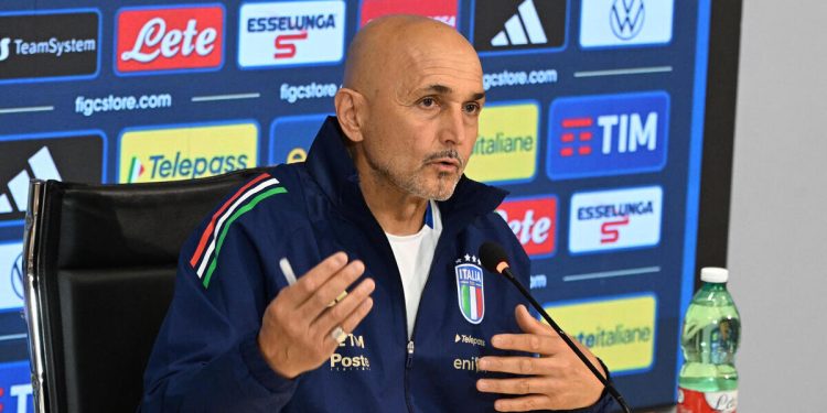 Il tecnico della Nazionale, Luciano Spalletti, durante una conferenza stampa a Coverciano, Firenze, 08 giugno 2025. Spalletti ha annunciato di essere stato esonerato. Contro la Moldovia sarà la sua ultima partita da allenatore della nazionale. ANSA/CLAUDIO GIOVANNINI
-----------------------------------------------------------------------------
National team coach Luciano Spalletti during a press conference in Coverciano, Florence, 08 June 2025. Spalletti announced that he has been fired. The match against Moldova will be his last as national team coach. ANSA/CLAUDIO GIOVANNINI