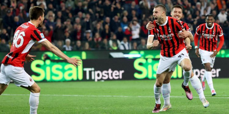 Strahinja Pavlovic esulta per un gol con il Milan (Foto ANSA)