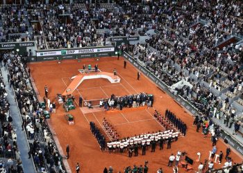 Il centrale del Roland Garros assiste alla premiazione di Carlos Alcaraz (Foto ANSA)