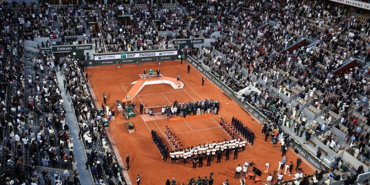 Il centrale del Roland Garros assiste alla premiazione di Carlos Alcaraz (Foto ANSA)