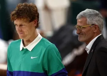 Jannik Sinner con Gilles Morreton dopo la finale del Roland Garros 2025 (Foto ANSA)