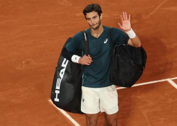 Lorenzo Musetti esce mestamente dal centrale del Roland Garros (Foto ANSA)