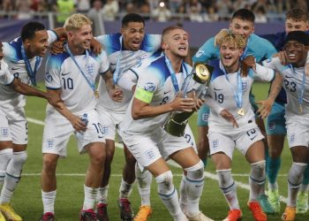 I calciatori dell'Inghilterra con il trofeo degli Europei Under 21 (Foto ANSA)