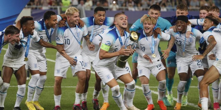 I calciatori dell'Inghilterra con il trofeo degli Europei Under 21 (Foto ANSA)