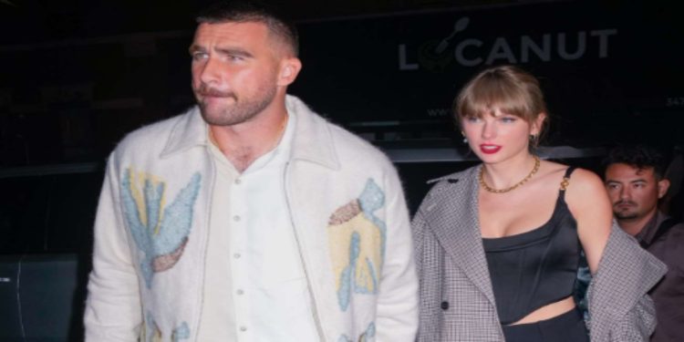 Taylor Swift e Travis Kelce. (Foto: Web)