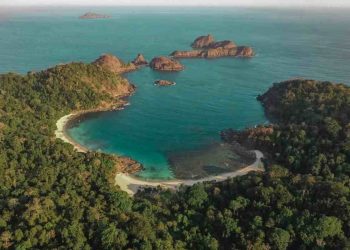 spiaggia che cambia colore
