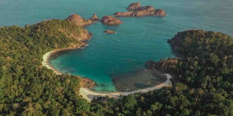 spiaggia che cambia colore