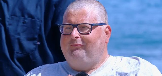 Mario Adinolfi rasato all'Isola dei Famosi 2025 (screen da diretta)