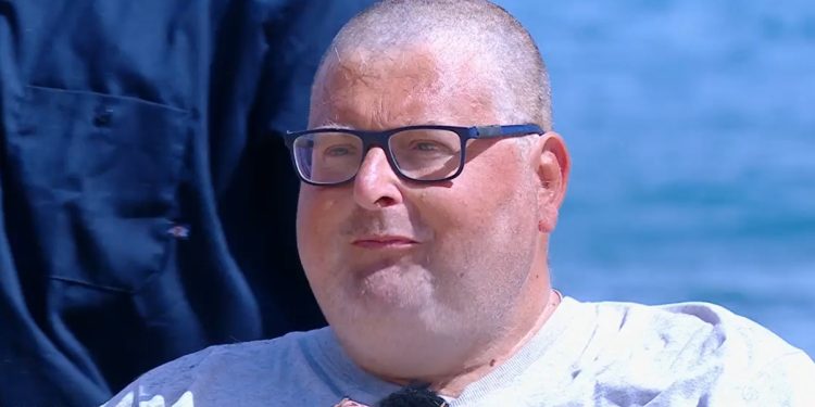 Mario Adinolfi rasato all'Isola dei Famosi 2025 (screen da diretta)