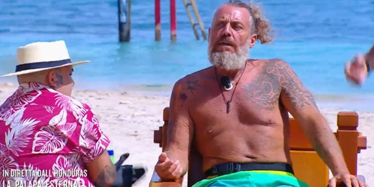 Mirko Frezza si tatua all'Isola dei Famosi 2025