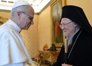 Papa Leone XIV con il patriarca di Costantinopoli Bartolomeo I (Ansa)