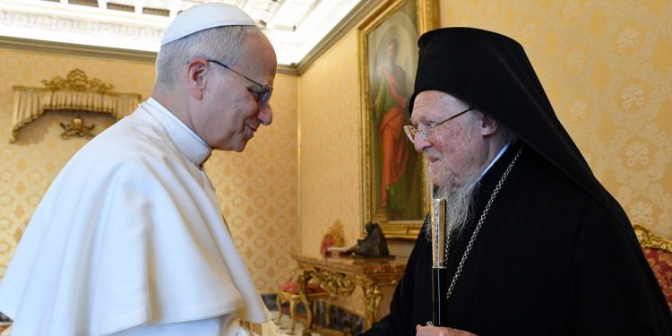 Papa Leone XIV con il patriarca di Costantinopoli Bartolomeo I (Ansa)