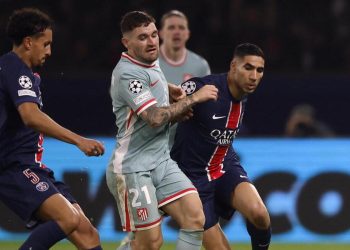 Ezequiel Galan in azione in Psg Atletico Madrid (Foto ANSA)