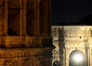 Roma, il Colosseo e l'Arco di Tito (Ansa)