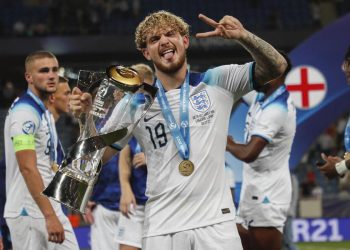 Harvey Elliott con il trofeo degli Europei Under 21 vinto con l'Inghilterra (Foto ANSA)