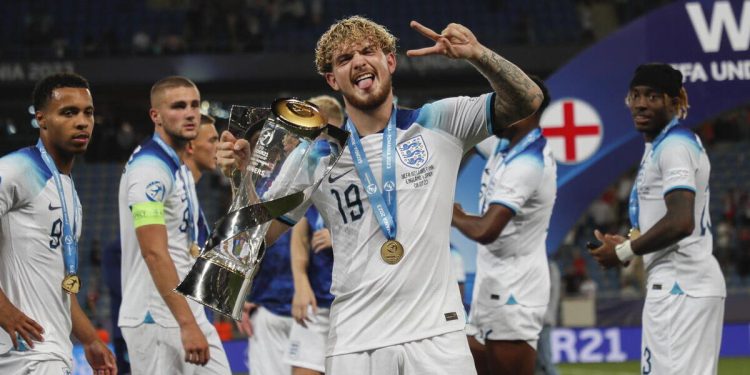 Harvey Elliott con il trofeo degli Europei Under 21 vinto con l'Inghilterra (Foto ANSA)