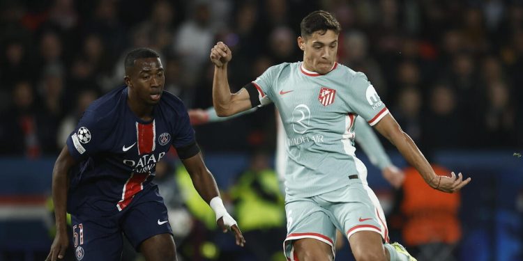 Willian Pacho contro Nahuel Molina in Psg Atletico Madrid (Foto ANSA)